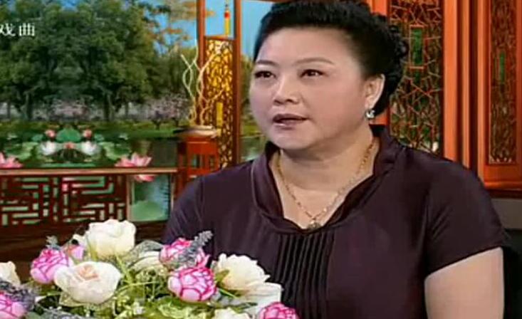 63岁的八姑刘丽琼黄伟香,戏里嫁给谭宪炳,现实中的丈夫从不出