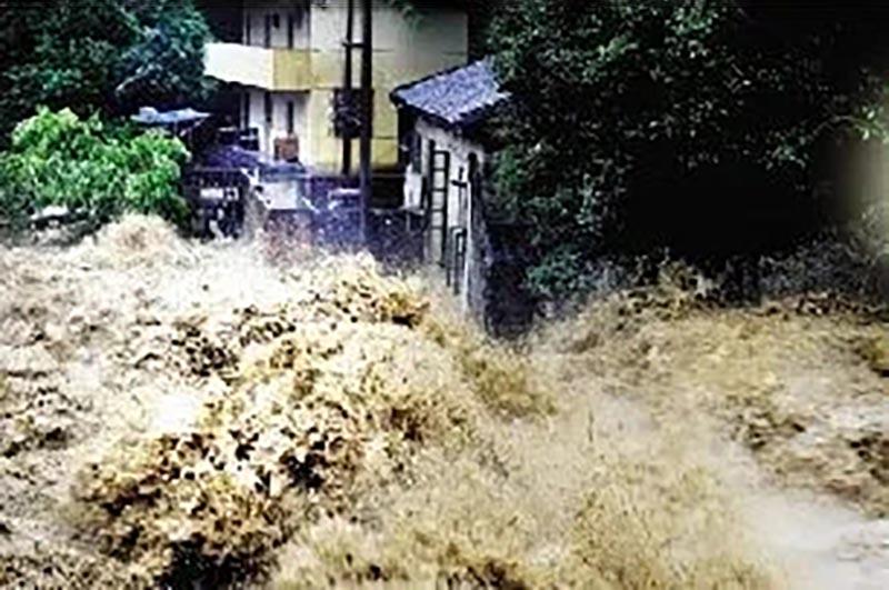 全国二十多个省市受灾,造成难以估量的损失,长江地区屡次突发特大洪水