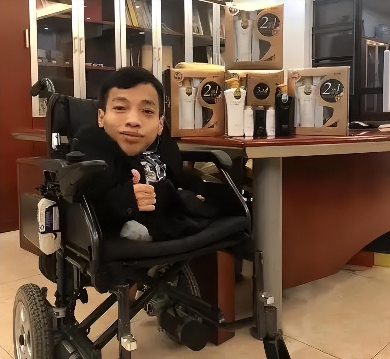 回顾袖珍总裁李创利坐婴儿车赚上亿身家连娶两任美娇娘