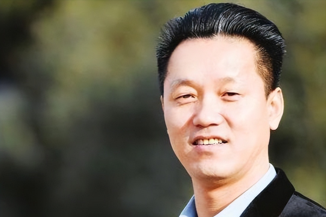 回顾29年前小伙当北大保安遭老外歧视如今当校长上电视