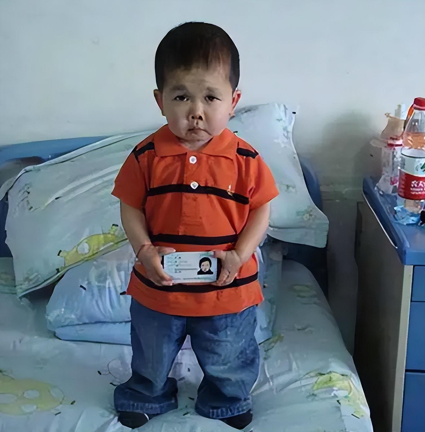 回顾袖珍人吴康:36岁仍像幼童,智力不输成年人,靠拼图发家致富