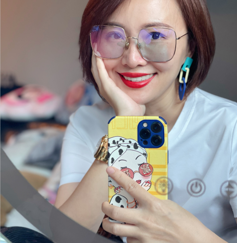 回顾女演员生两娃后拍短视频爆火成为千万粉丝博主年入500万元