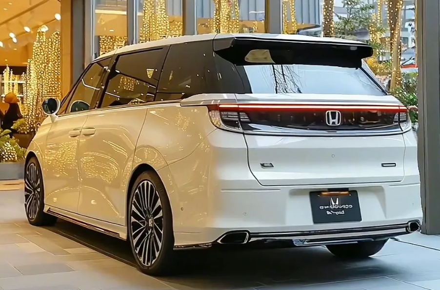 东本"艾力绅"正式换代!内置"双人床",外观彻底开窍了