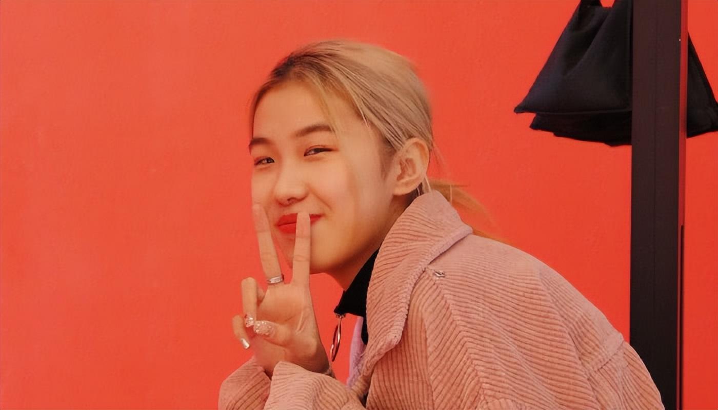 回顾巨婴女孩16岁吃饭靠人喂每天花销过万后来如何