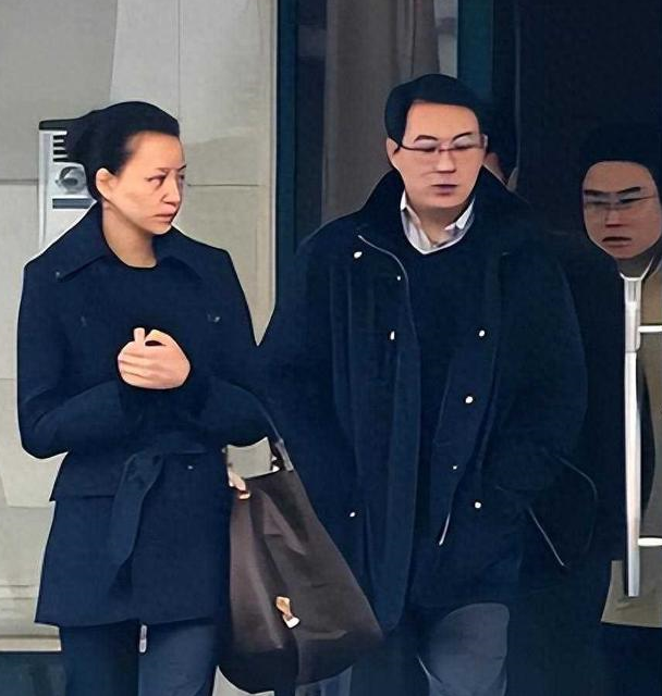 董卿夫妇难得合体露面,她眼袋明显疲惫似小老太,密春雷儒雅帅气