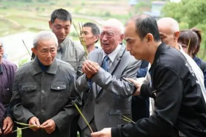 回顾96岁台湾老兵无儿无女打电话问大陆侄子我没钱你还养我吗