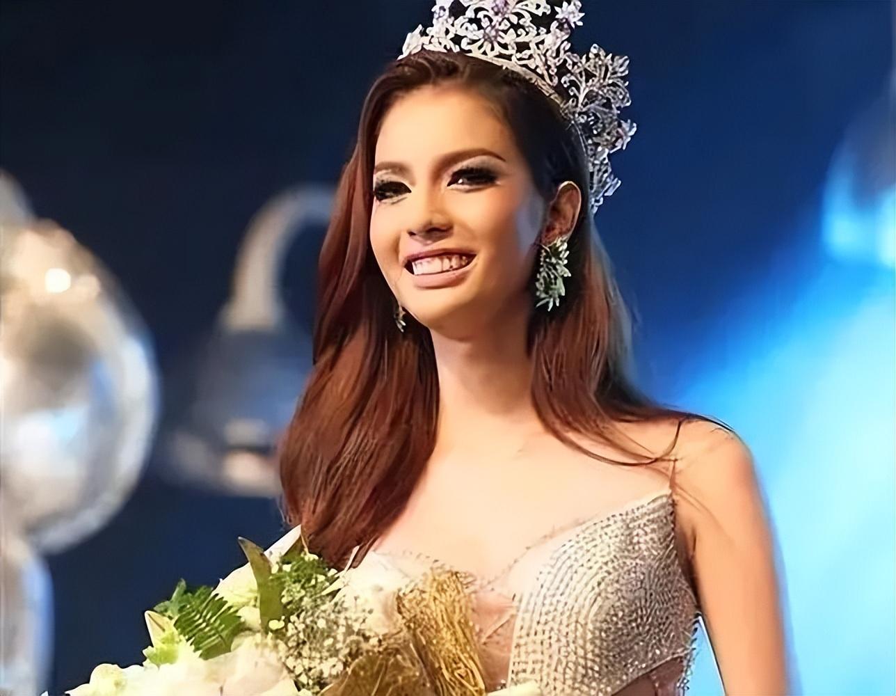 台上的妮莎微笑着和他们招手,一颗颗晶莹的泪珠