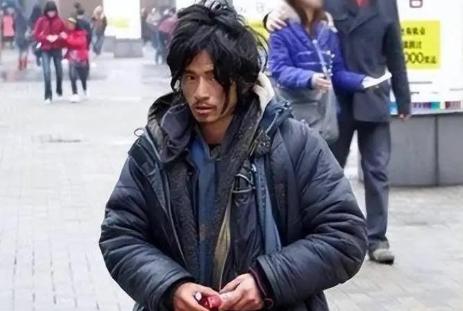 回顾从抗洪英雄到街头乞丐犀利哥程国荣经历了什么