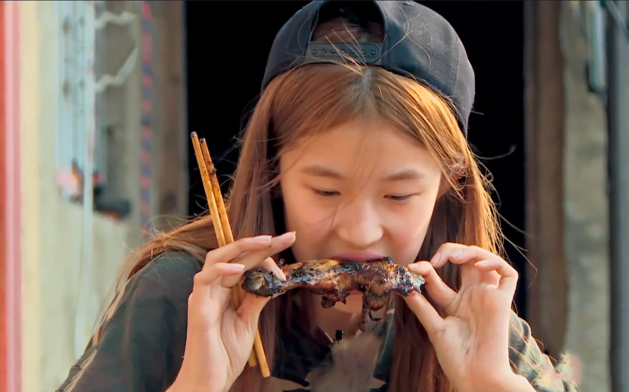 家里的豪车一路崎岖来到了村子口,剩下的羊肠小道太窄车子无法通行,接