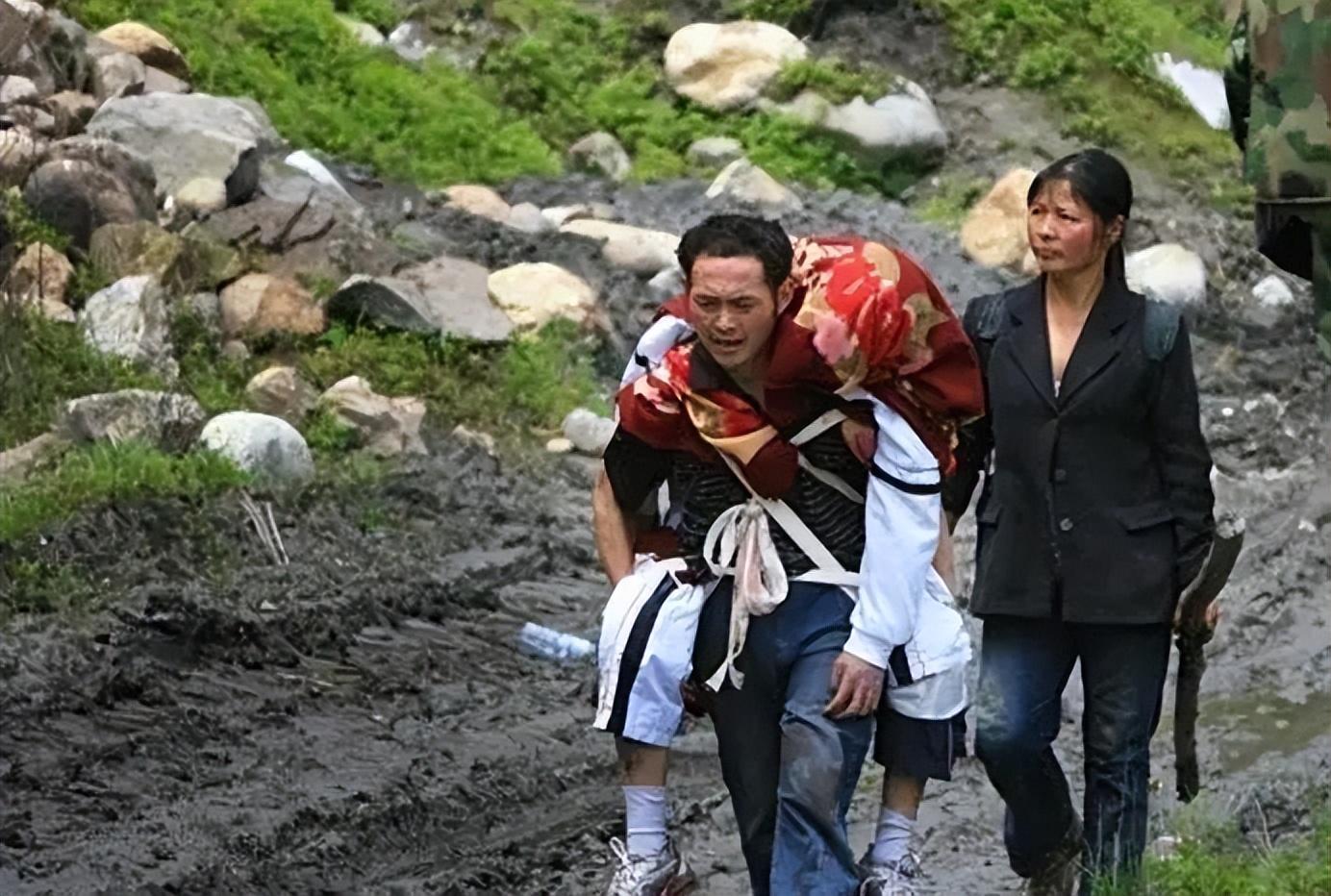 回顾汶川地震后男人背着儿子遗体徒步25公里回家后来怎样