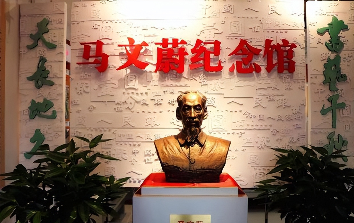 简体版的"国"和"银",因为马文蔚年纪太大,握笔困难,难以再次书写.