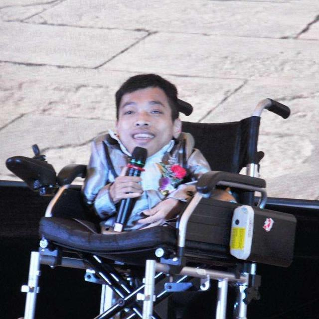 回顾袖珍总裁李创利坐婴儿车赚上亿身家连娶两任美娇娘