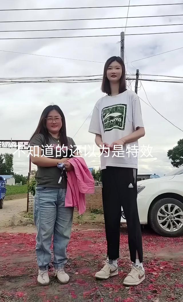 回顾:女子身高2米2,家属犯愁上哪找对象:不知道的还以为是特效