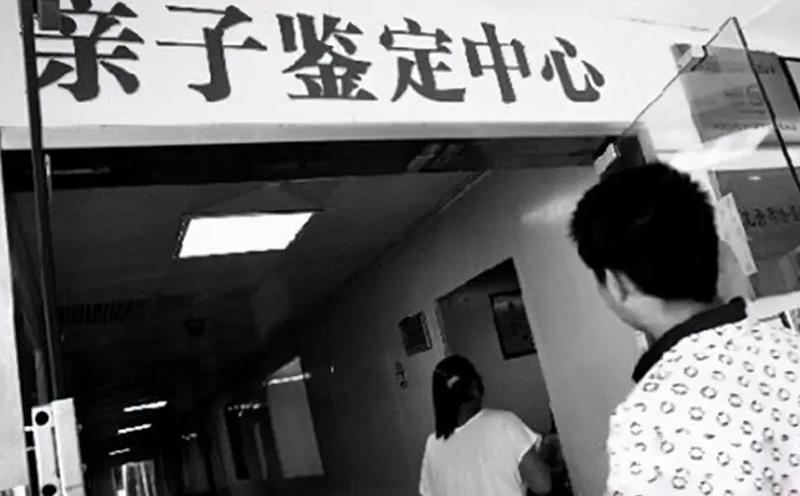 回顾男子到前妻小区当保安求复合被拒坚持做亲子鉴定结果笑了