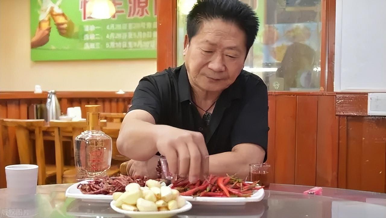 回顾中国辣王李永志5斤辣椒配白酒38年亦如此如今被人遗忘