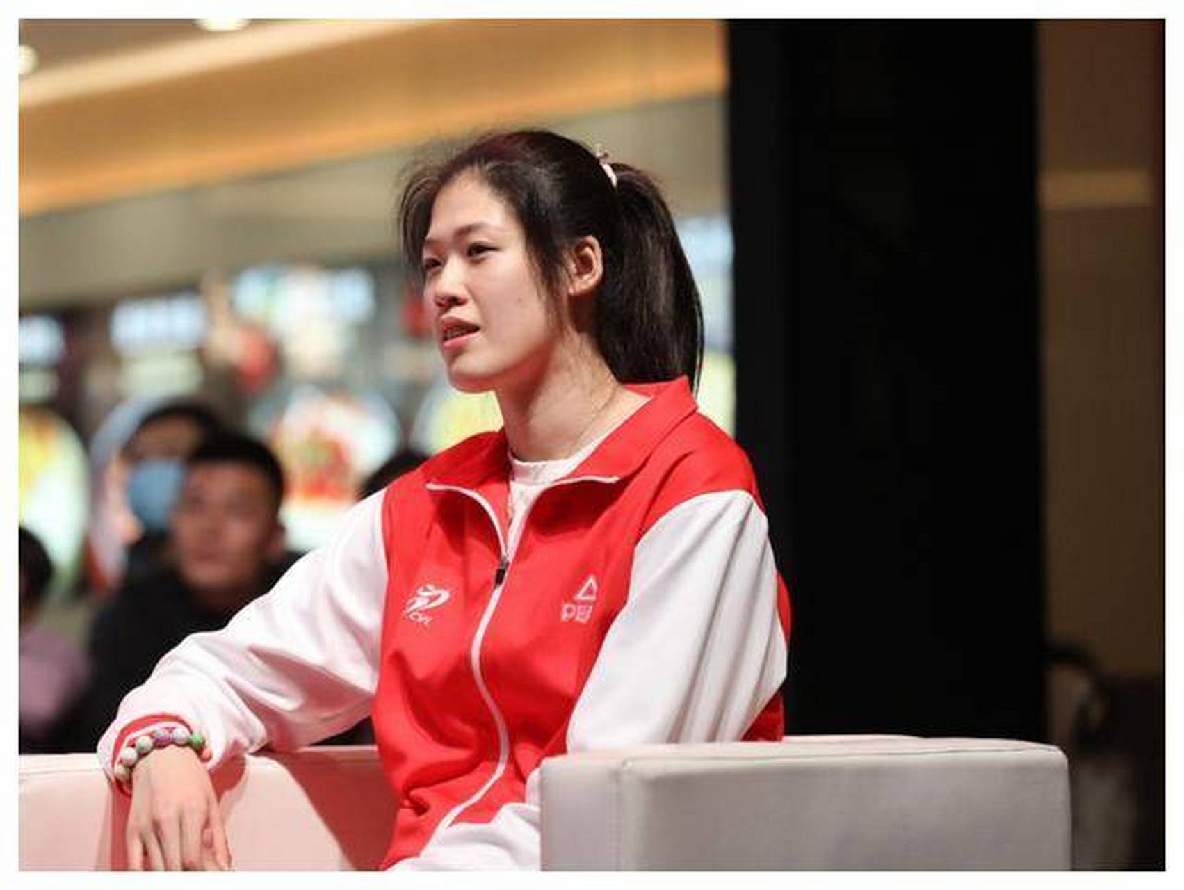 李盈莹的出色表现引起了中国女排的注意,前任主教练郎平把12号球衣