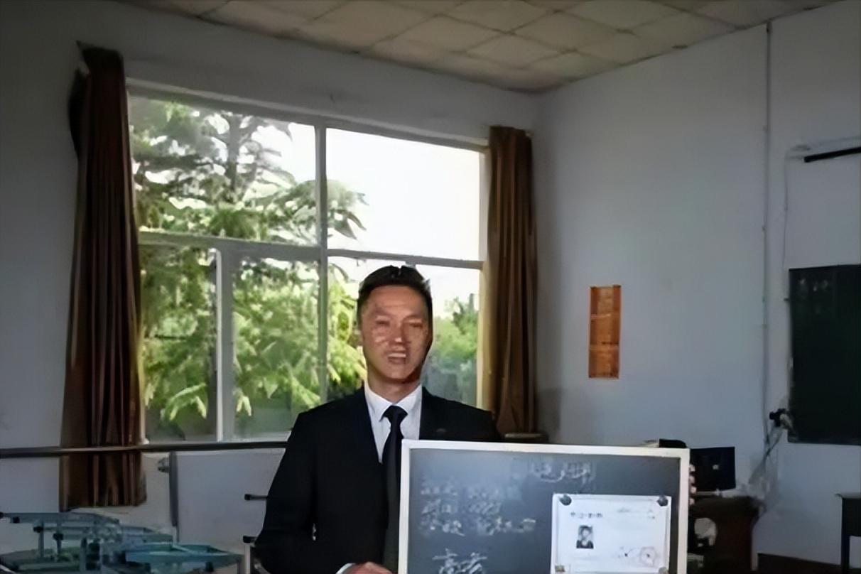 回顾29年前小伙当北大保安遭老外歧视如今当校长上电视