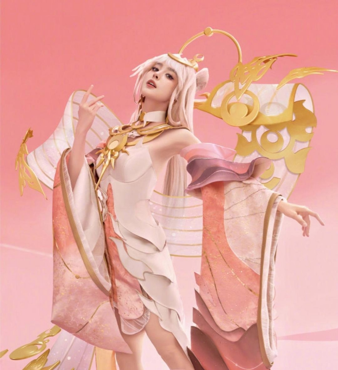 身穿粉色的古装,如同桃花般娇艳,让人眼前一亮.