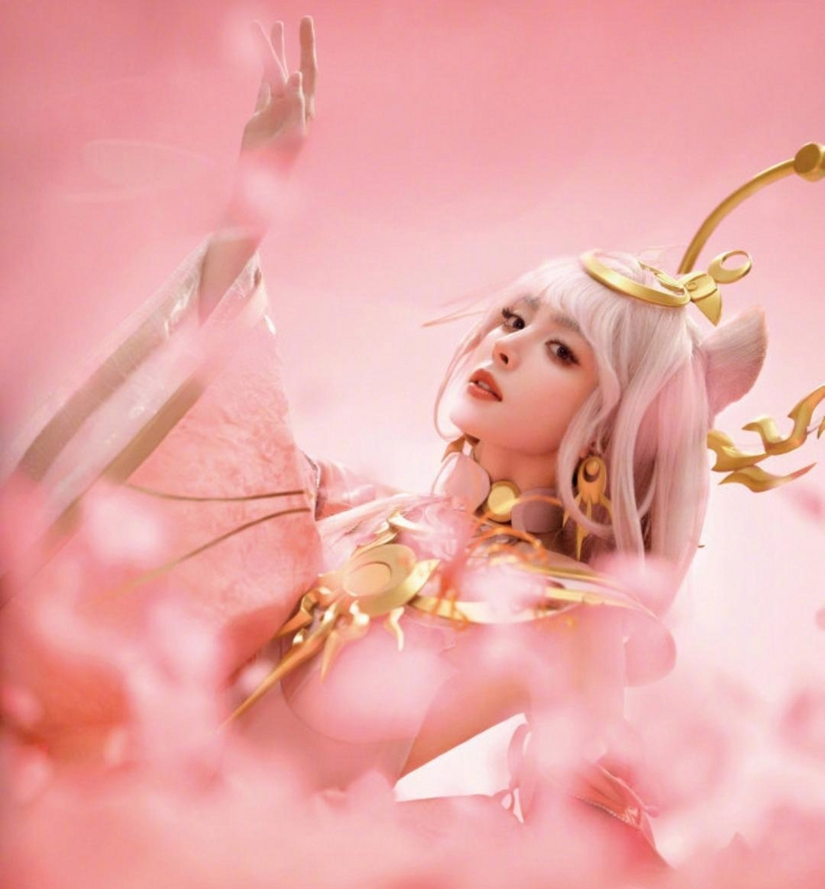 身穿粉色的古装,如同桃花般娇艳,让人眼前一亮.