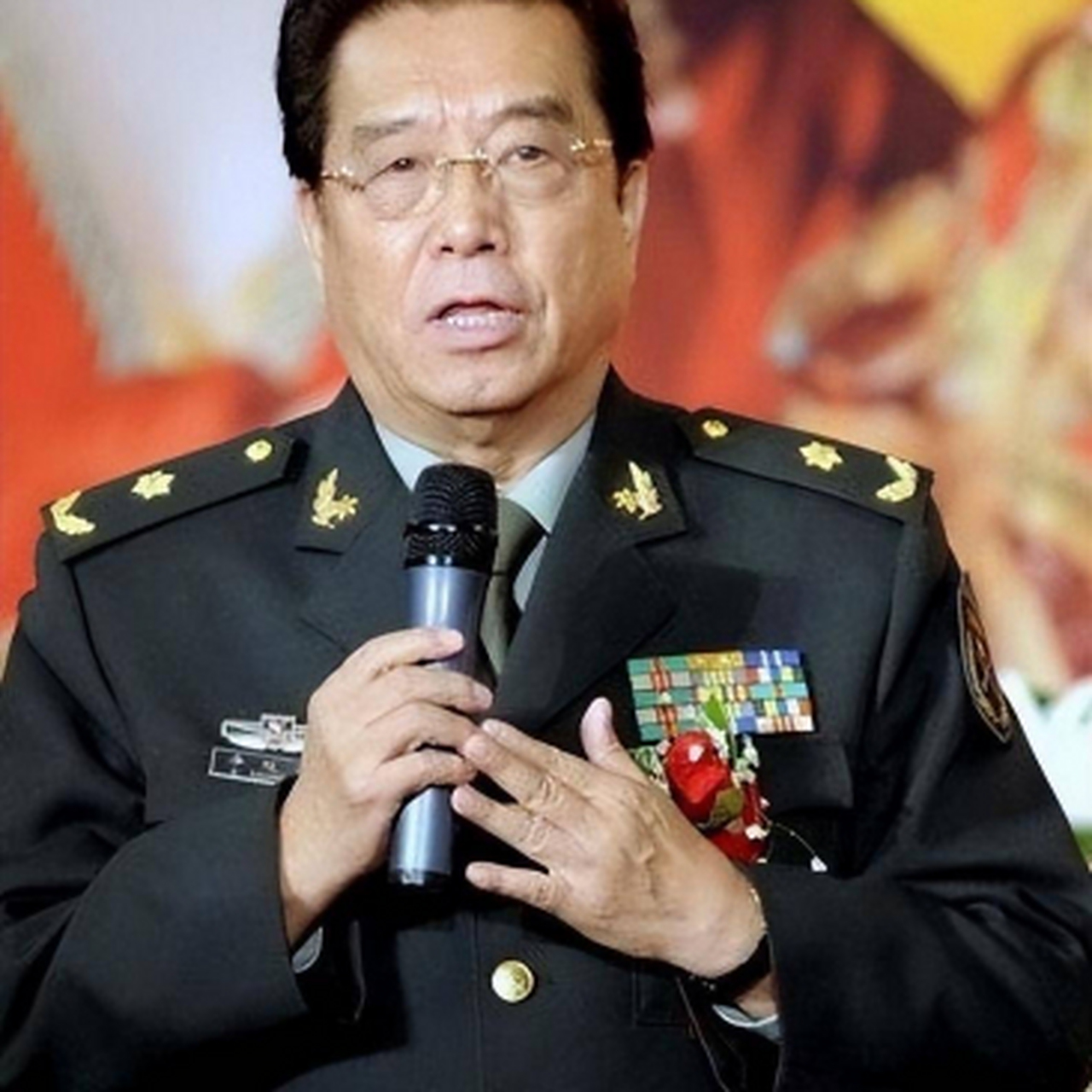 这张是李双江和儿子李贺的合影,儿子李贺照顾着李双江晚年的生活.