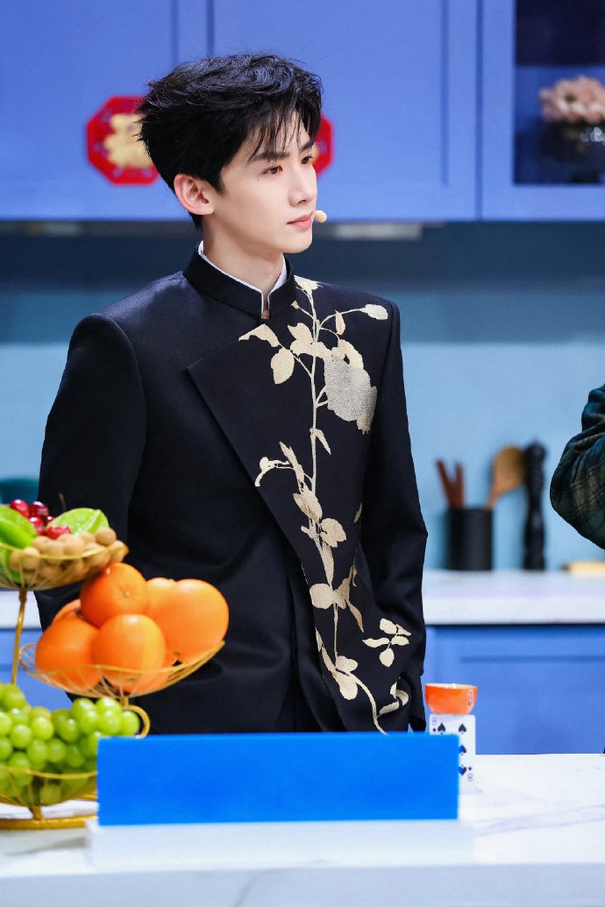 白敬亭因为在春晚舞台换四套衣服,独站c位的小心思翻了个大车,连带