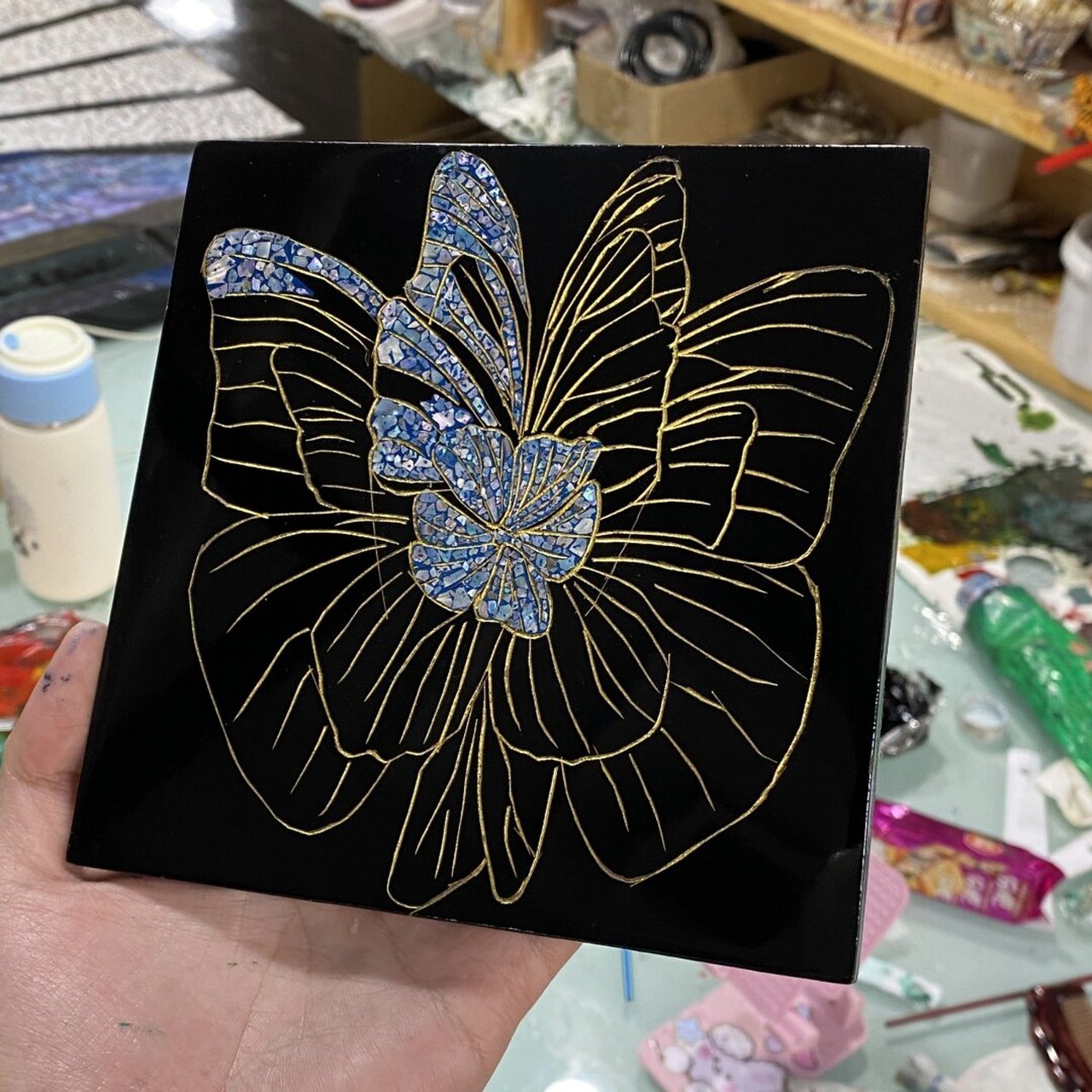 在众多的传统工艺品中,螺钿小漆画以其独特的