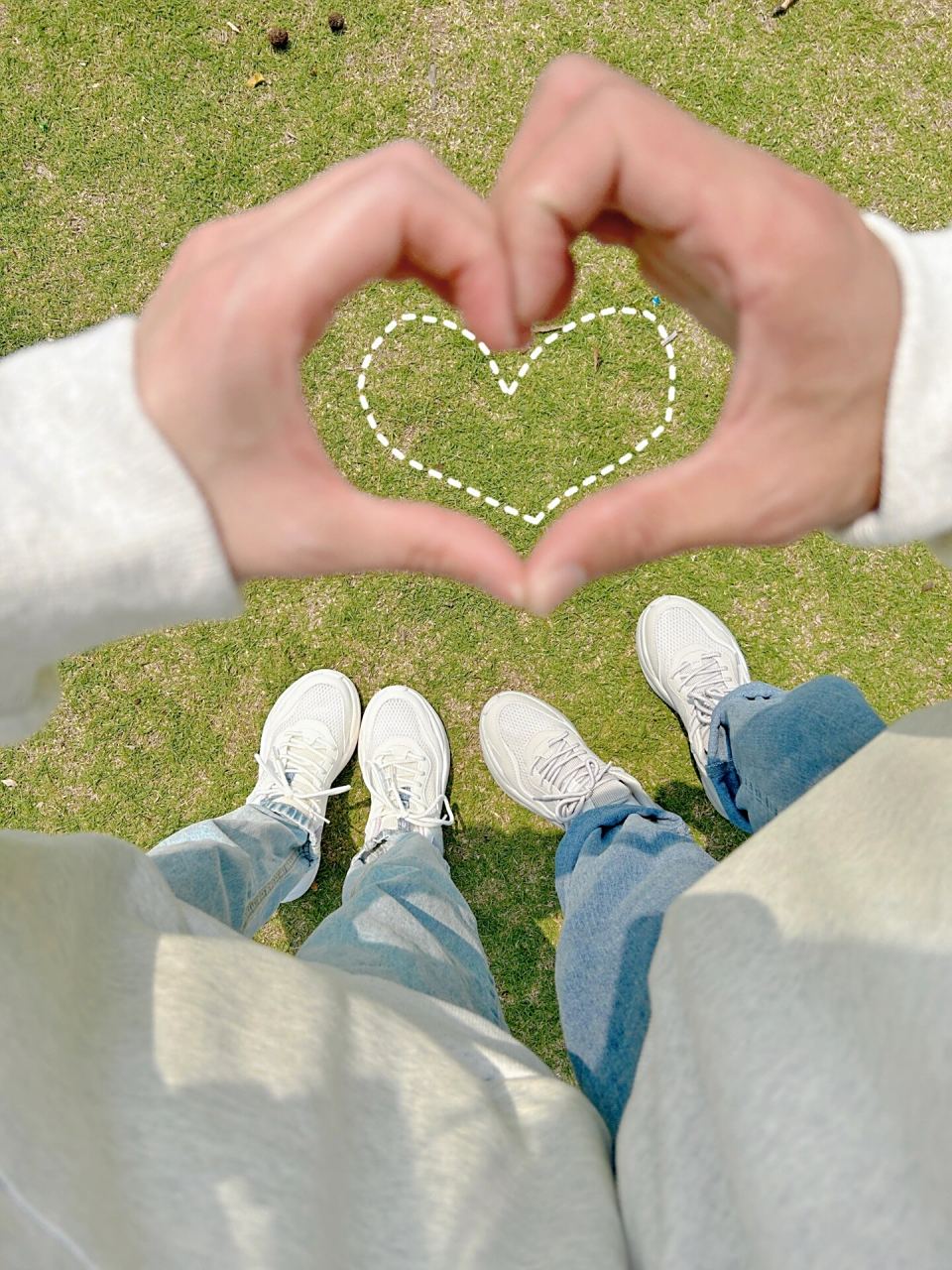 情侣可爱草地拍照姿势🍃花式比心情侣照来啦