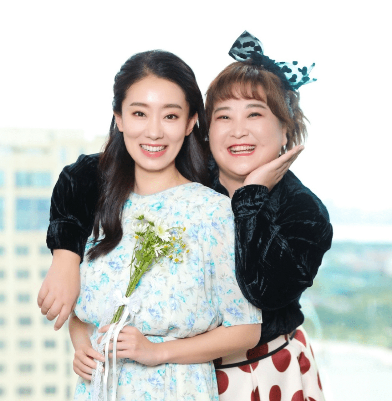 坊间出现了不少百合向的cp视频,还有博主爆料,说贾玲和张小斐是一对