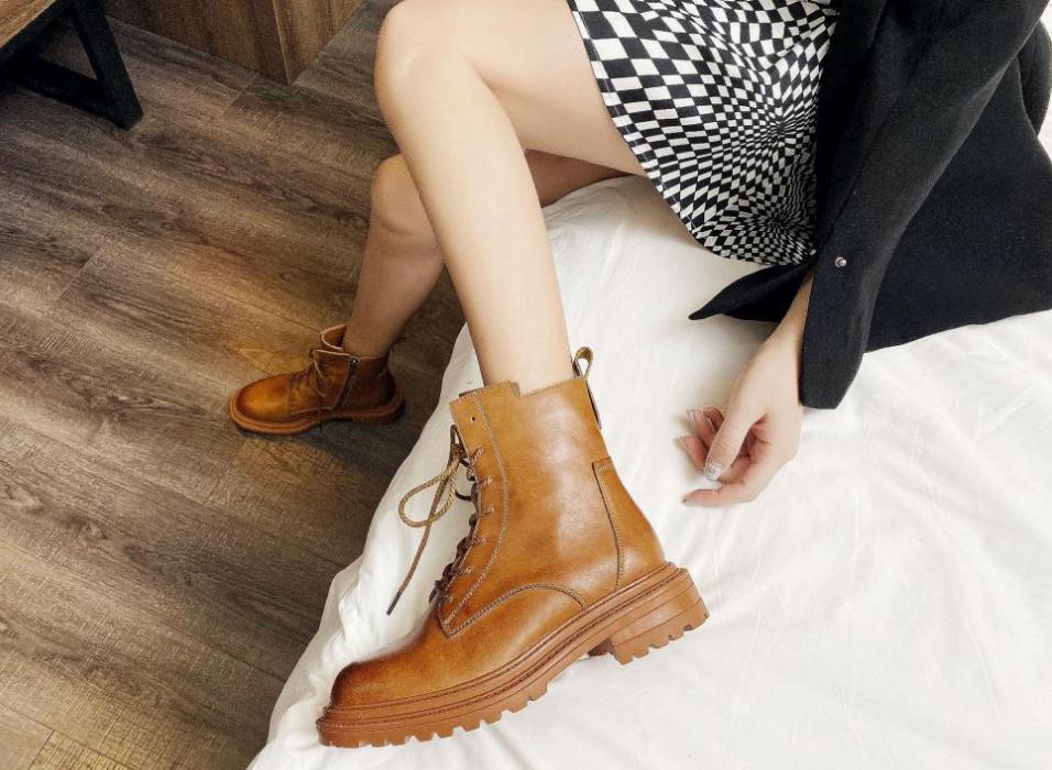 棕色马丁靴的穿搭技巧,为你增添独特魅力,展现别样的时尚风采!
