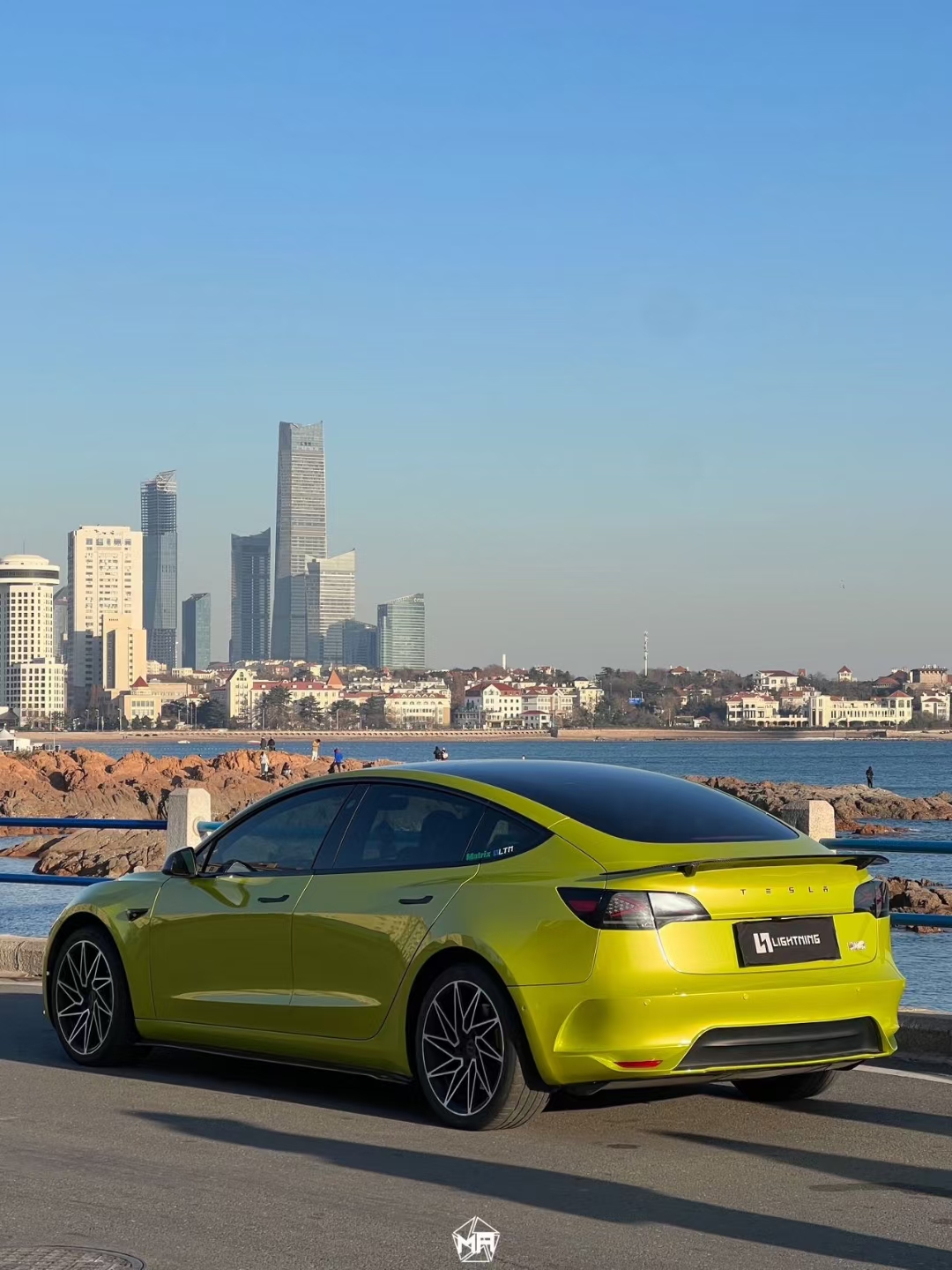 特斯拉model3矩阵改色膜赛博青柠,源自2024年wgsn春夏流行色
