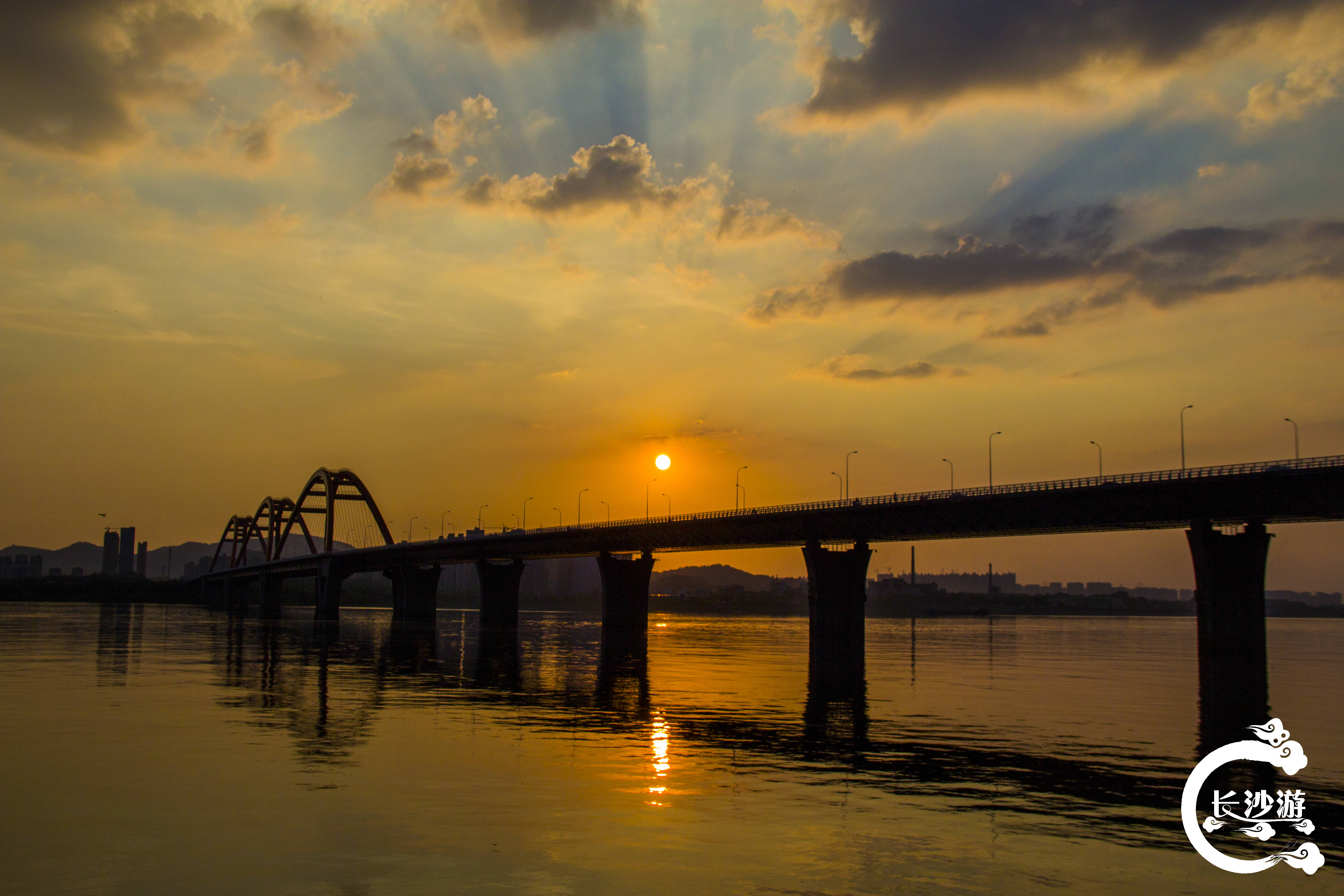 长沙福元路大桥:赏夕阳夜景的绝佳之地!