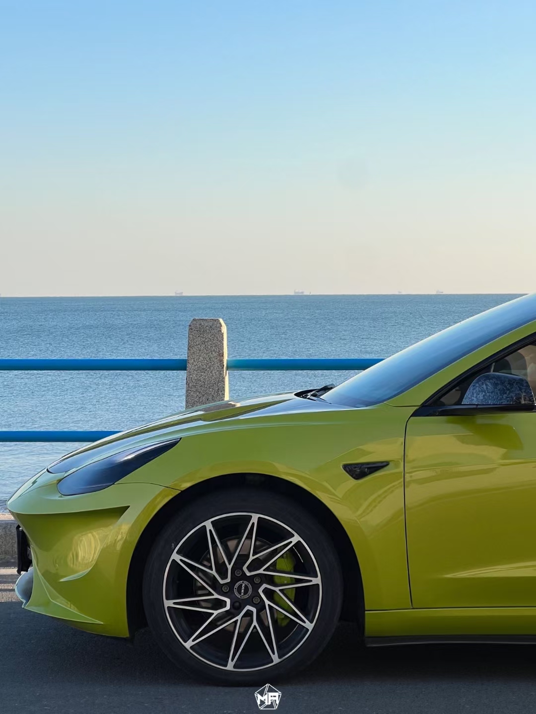 特斯拉model3矩阵改色膜赛博青柠,源自2024年wgsn春夏流行色