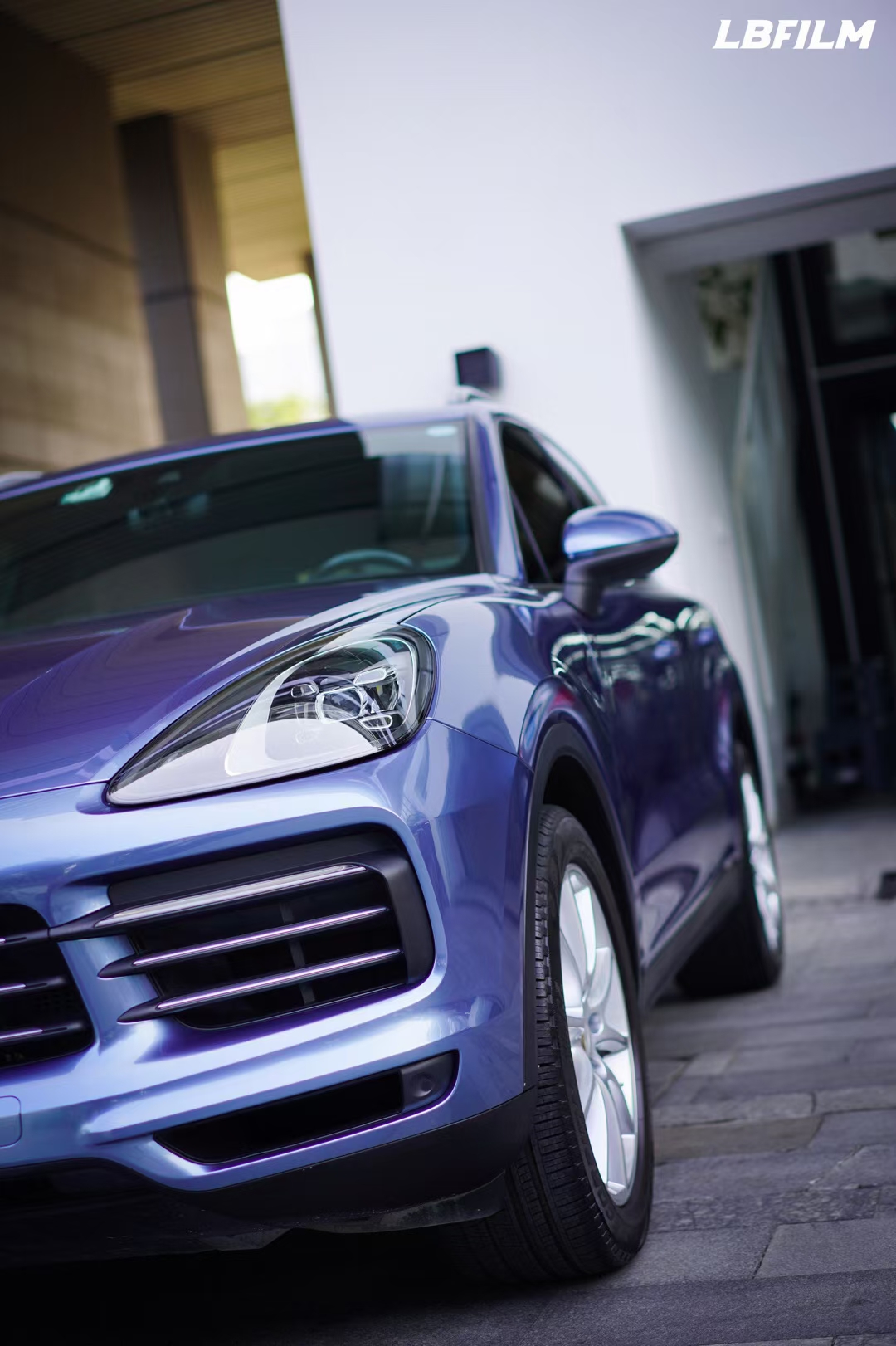 保时捷卡宴lb改色膜液态金属钨蓝,沉稳大气一点都不输其他液态