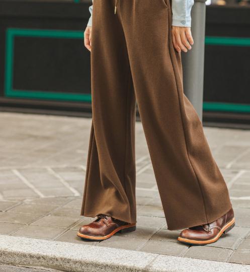 棕色马丁靴的穿搭技巧,为你增添独特魅力,展现别样的时尚风采!