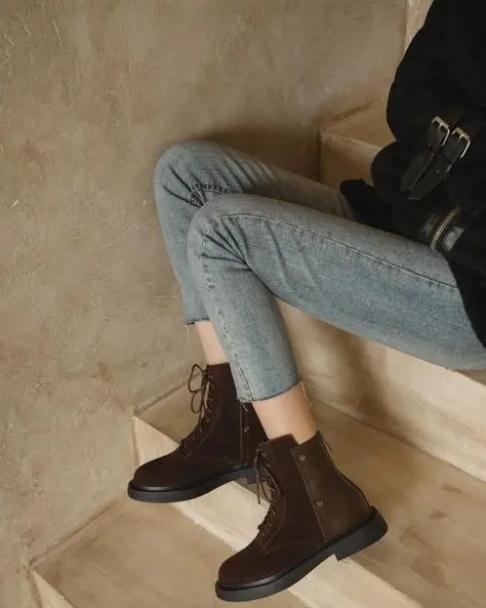 棕色马丁靴的穿搭技巧,为你增添独特魅力,展现别样的时尚风采!