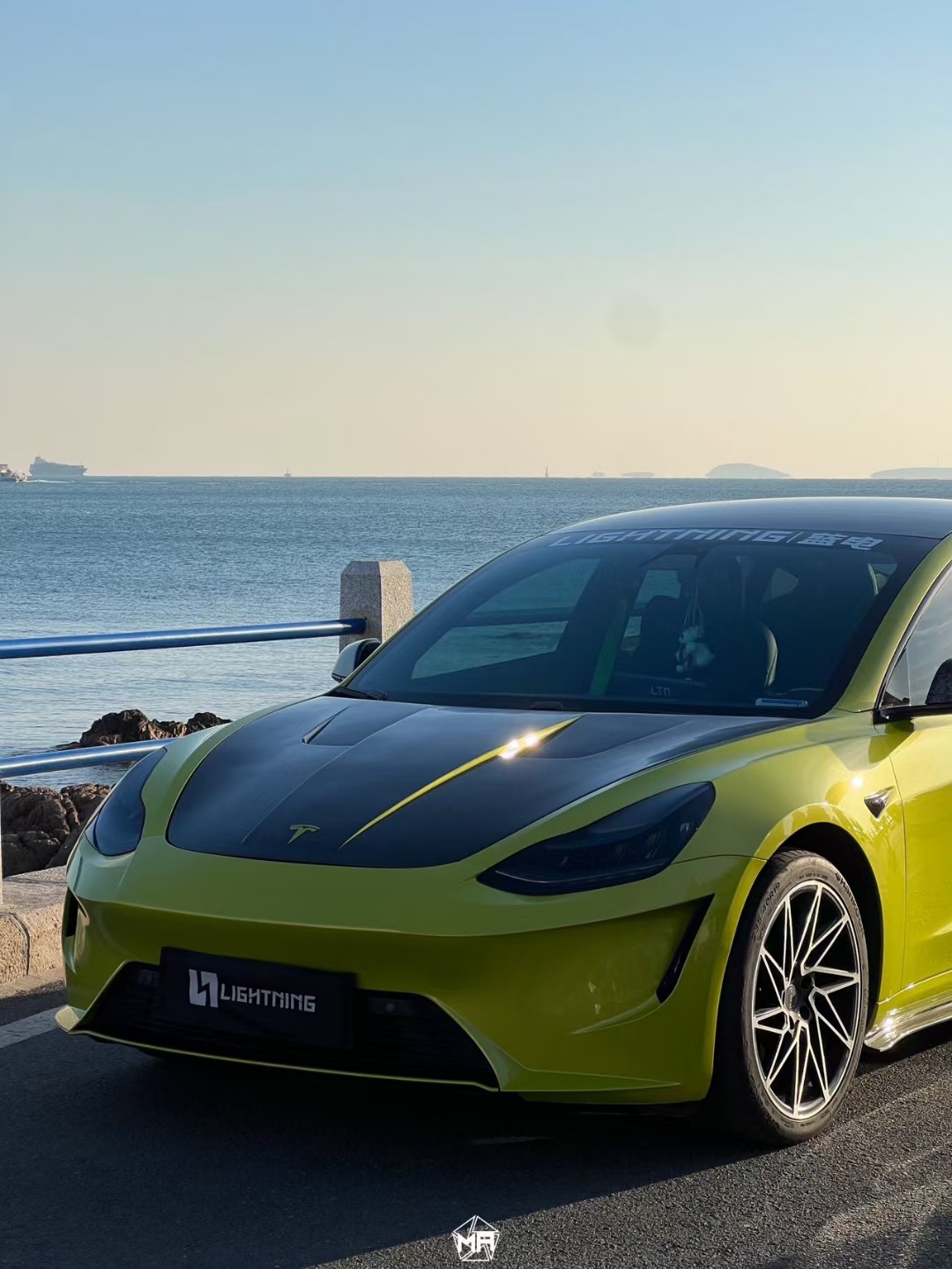 特斯拉model3矩阵改色膜赛博青柠,源自2024年wgsn春夏流行色