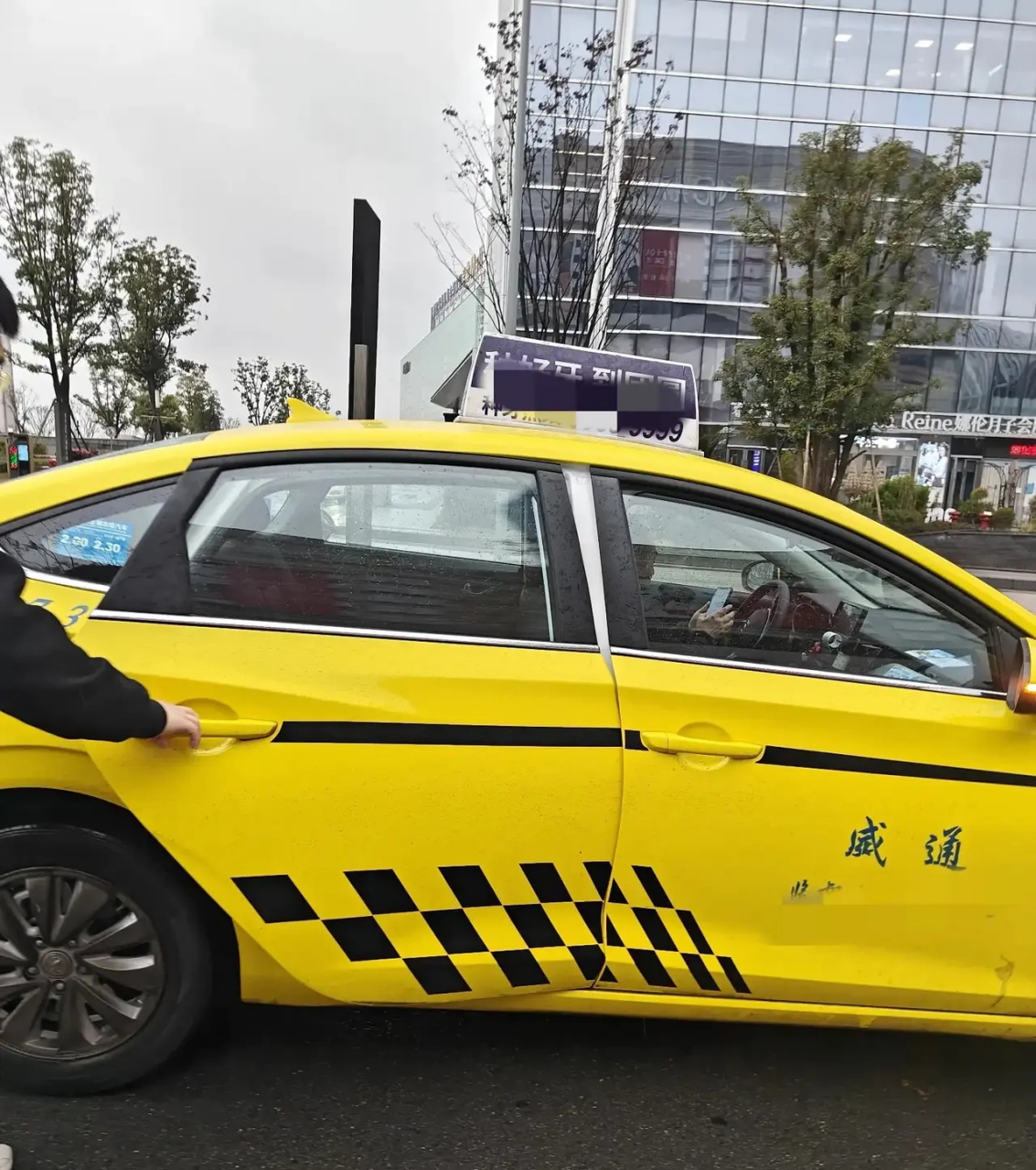 重庆的出租车是鲜亮的黄色,绰号黄色法拉利,我们就遇到一位老司机