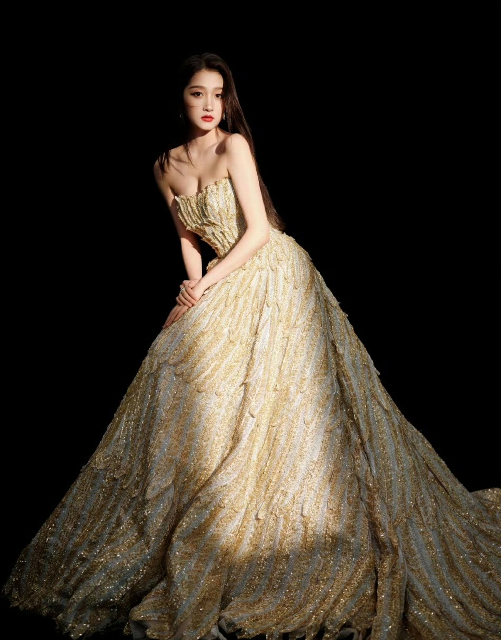 关晓彤身穿一袭鎏金羽翼抹胸礼服,华贵大气,着珍珠闪钻散发出迷人的