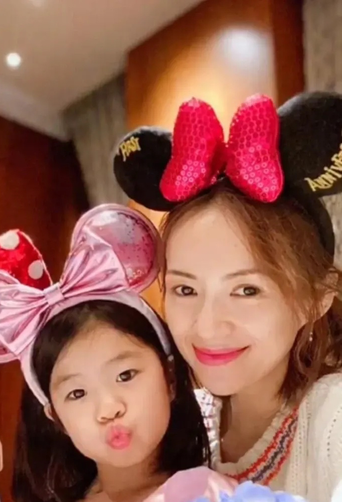 考虑到爸爸的存在可能对女儿没有时间带她,章子怡希望孩子能够与自己