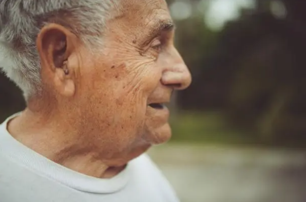 耳朵里面经常痒,却啥也掏不出来?或是5种病惹的祸,最