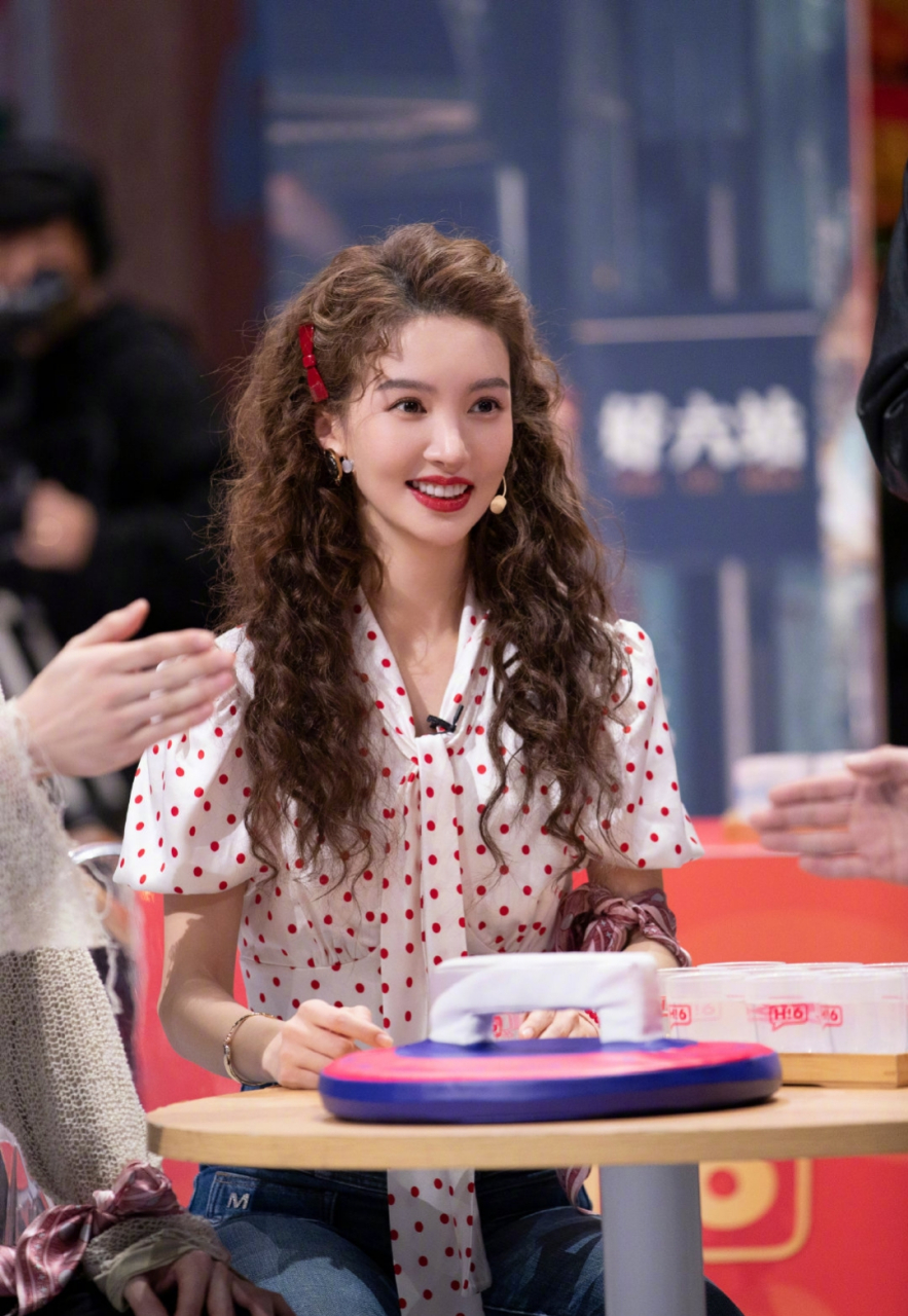 金晨羊毛卷发型.