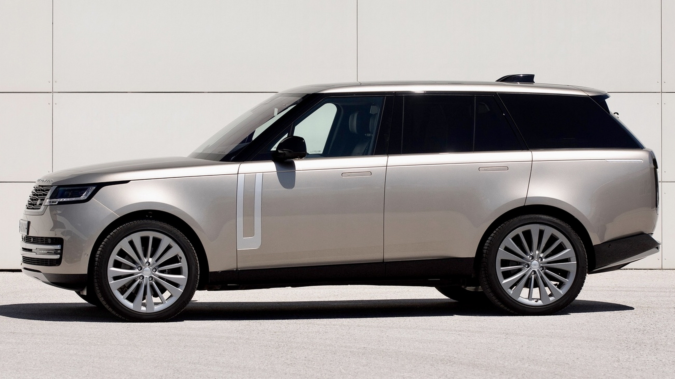 路虎揽胜,侧身总是那么的优雅,大气,沉稳,王者风范尽显!