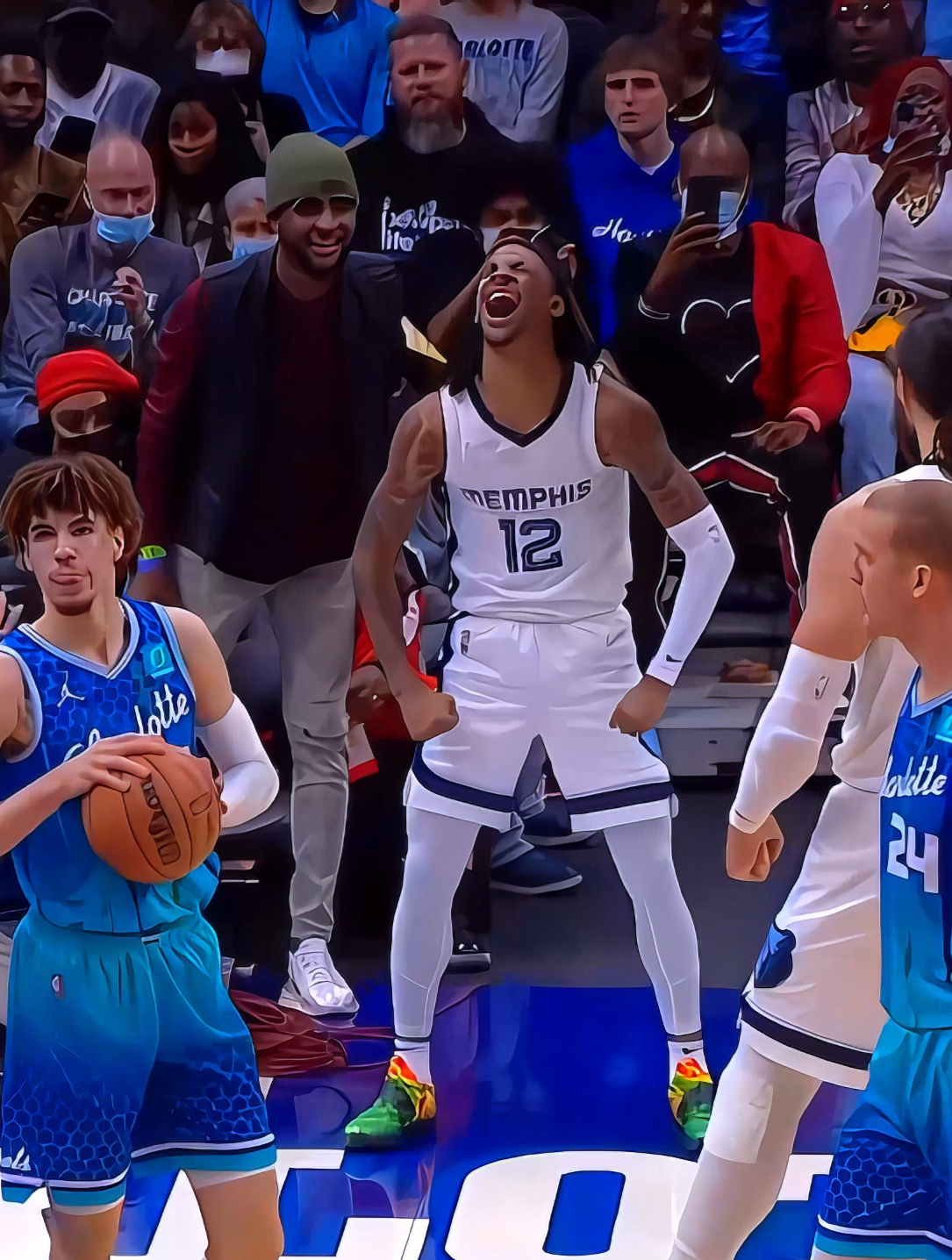 莫兰特看样子本来是想放篮的结果跳得太高了还是扣吧霸气