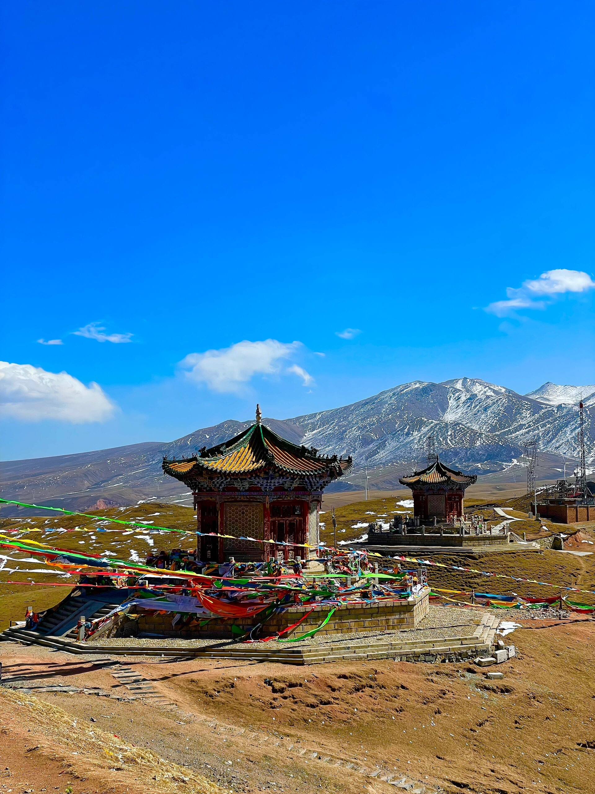 日月山位于青海省西宁市湟源县西南,是青海湖东部的天然水坝