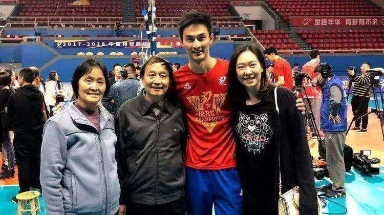 回顾女排米杨嫁上海名将41岁仍两颊圆润现今与继女相处融洽