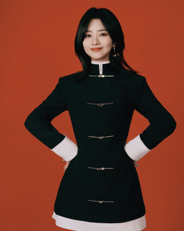 谭松韵晒新年拜年照,一袭黑色新中式旗袍穿搭,气质端庄又优雅!