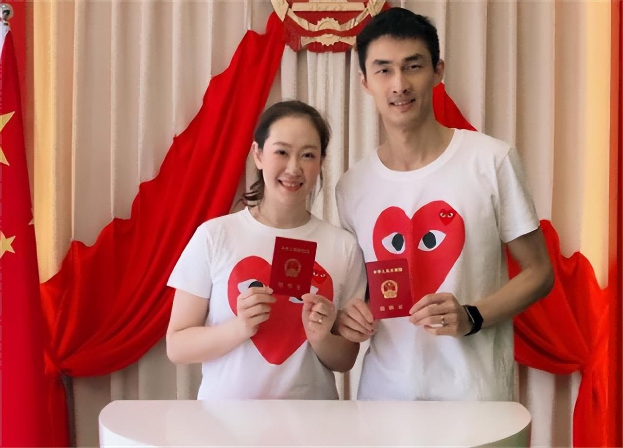 回顾女排米杨嫁上海名将41岁仍两颊圆润现今与继女相处融洽