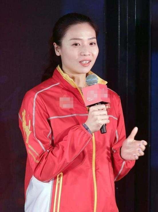 魏秋月和袁灵犀的故事始于青涩的15岁,当时两人在一次偶然的机会下