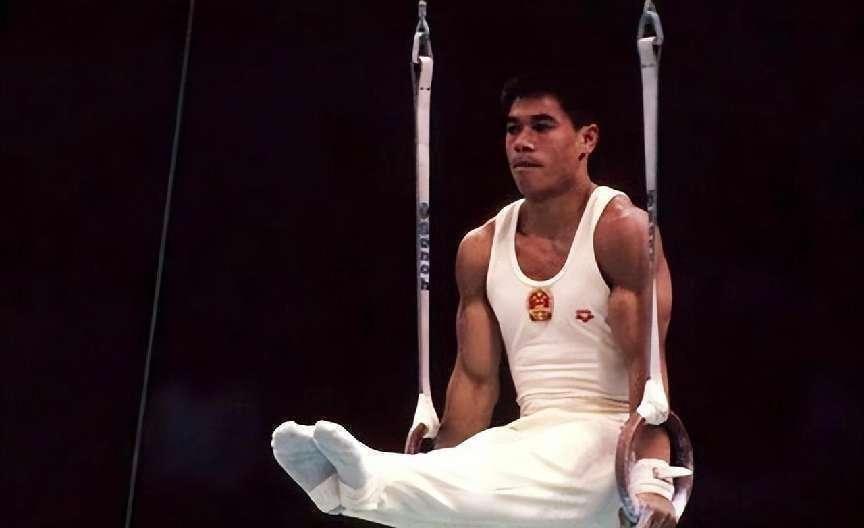 然而,李宁,这位在体操界赫赫有名的中国运动员,退役后却没有选择这条