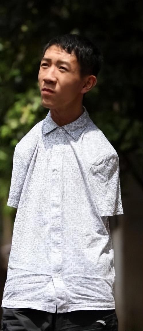 回顾无臂少年彭超6岁因触电失去双臂靠双脚写字考进四川大学